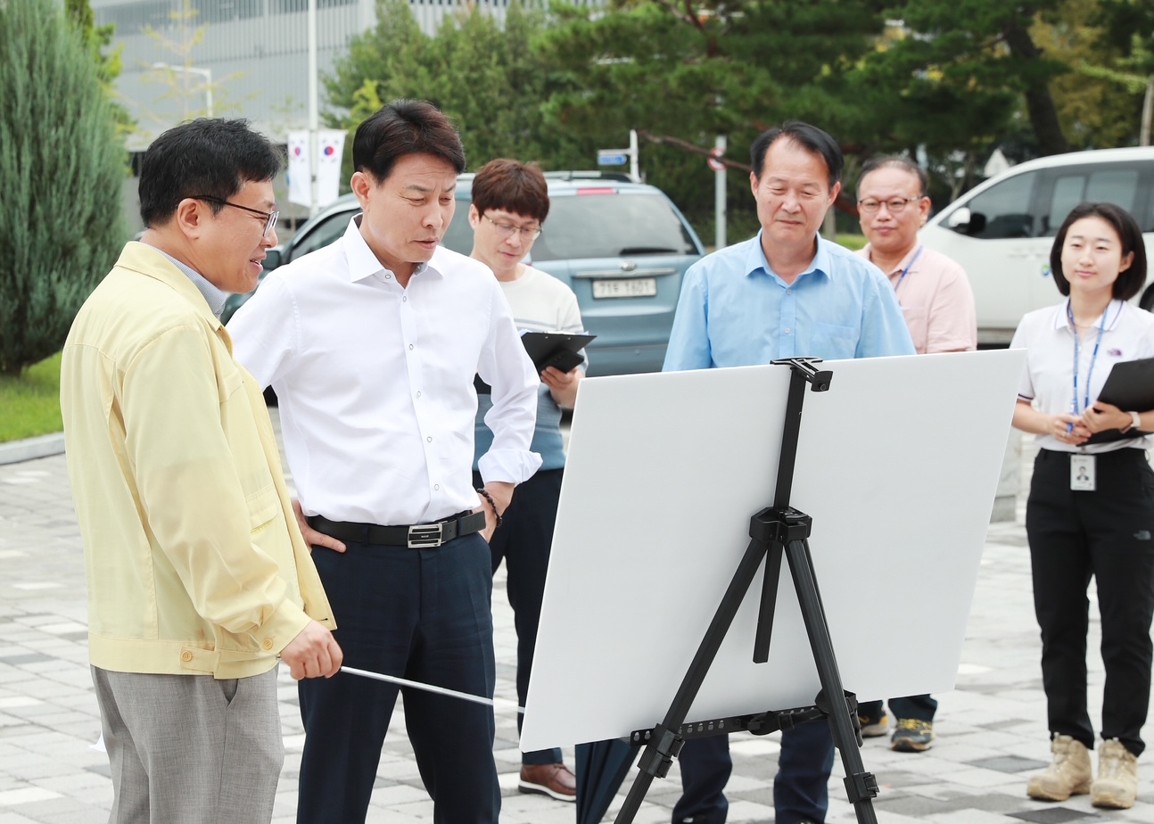 전문학 서구청장, 샘머리근린공원 관리사무소 현장 점검