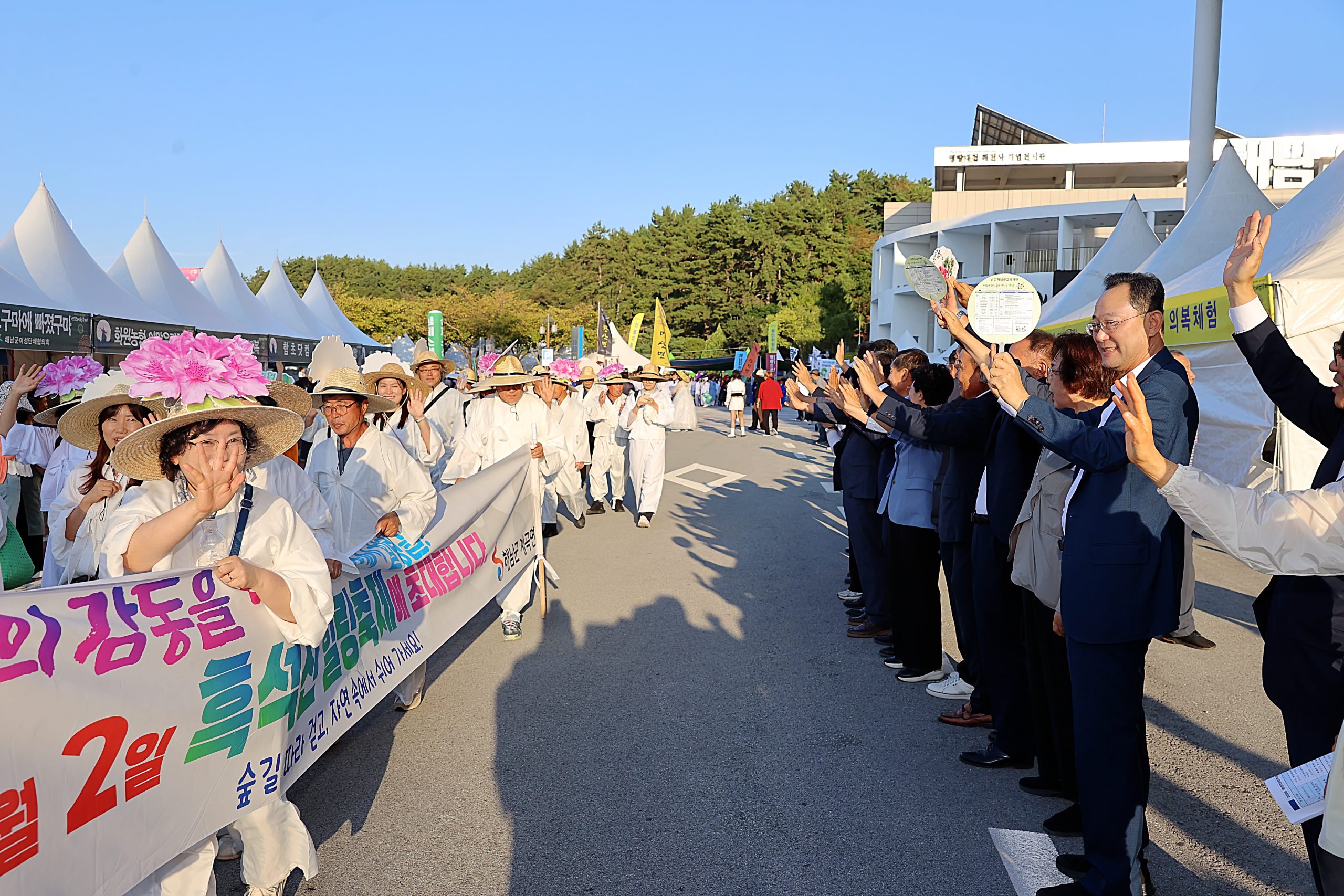 12-명현관 해남군수 축제장 현장점검 및 퍼레이드 참여 주민 환영 (6)
