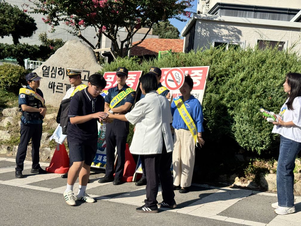 고흥군, 학생 건강 위한 등굣길 민관 합동 흡연예방 캠페인 펼쳐