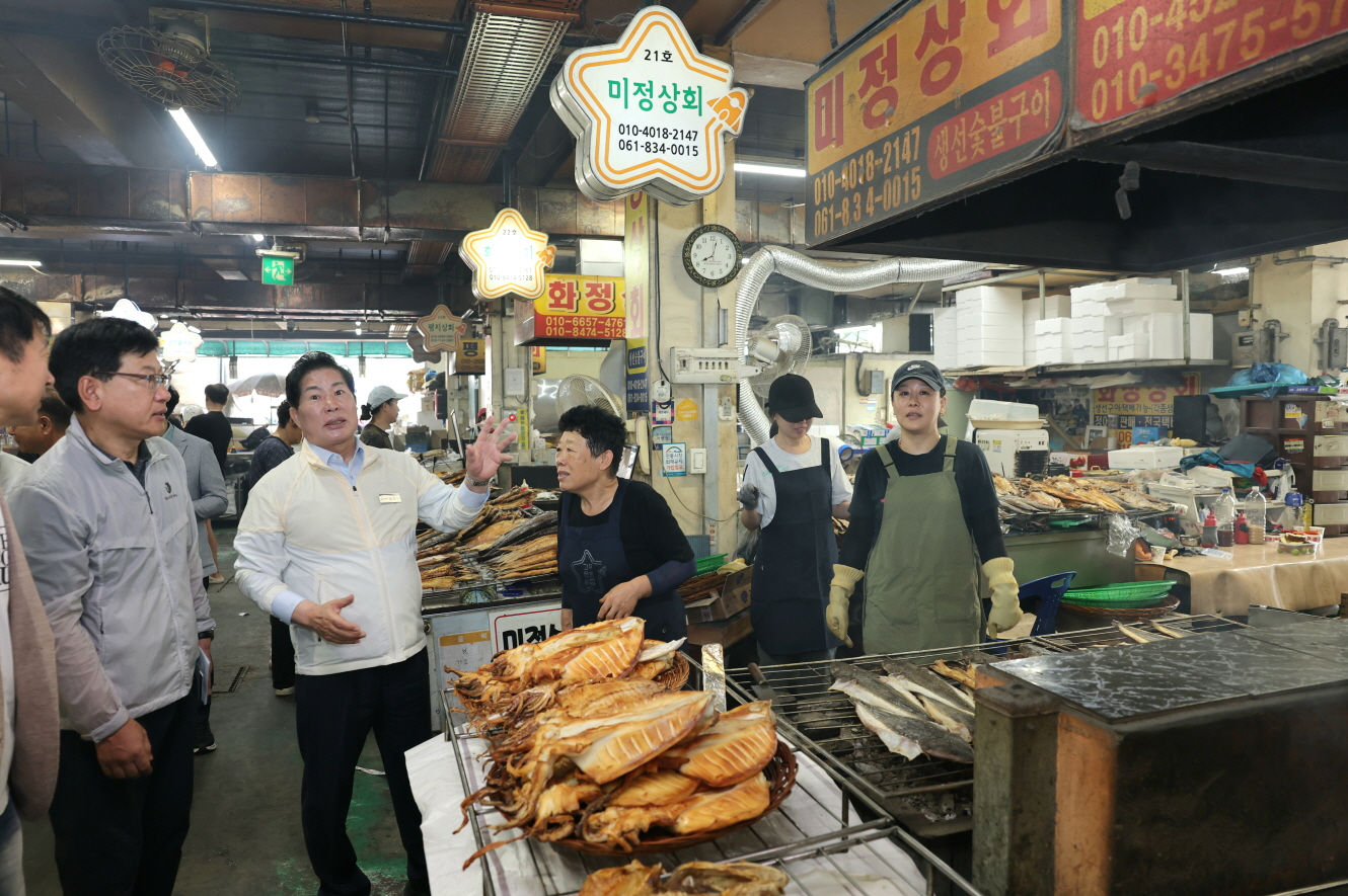 고흥군, 추석 맞아 전통시장 안전·물가 살피며 민생행보