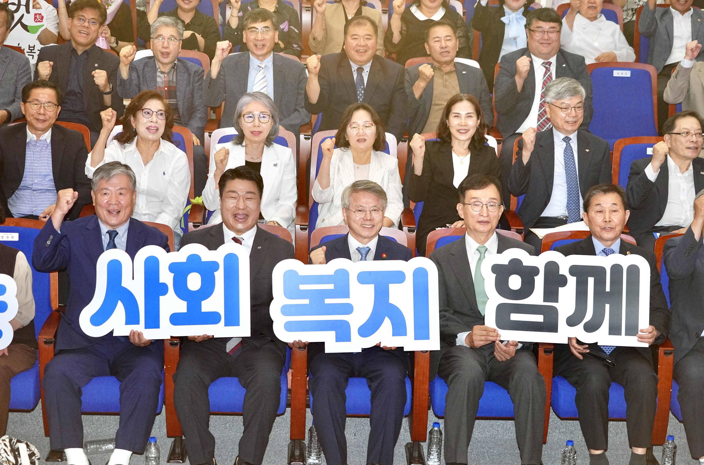 민형배 전남광주통합특별시장이 17일 한국에너지공과대학교 대강당에서 열린 ‘제27회 사회복지의 날 기념식’에서 참석자들과 기념촬영을 하고 있다. /전남광주통합특별시 제공