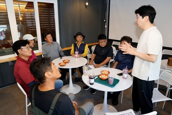 신안군-홍도 마을 이장단, 섬 관광 재도약 위한 ‘홍도 관광활성화 간담회’ 개최..