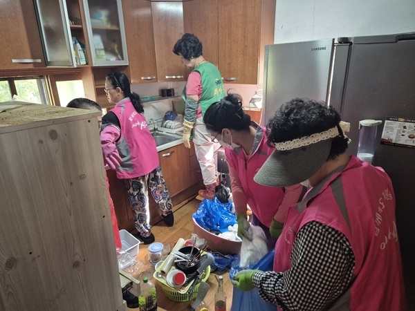 지도읍 여성단체협의회·복지기동대, 추석맞이 한부모가정 주거환경 개선 봉사..