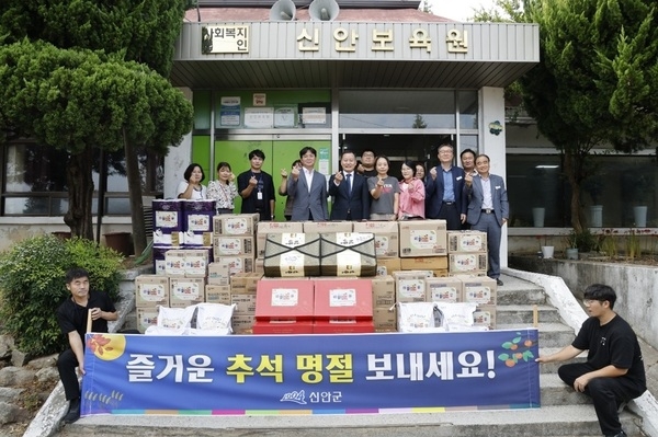 신안군, 추석 앞두고 소외계층 살피며 따뜻한 명절 나눔..'취약계층 3,564세대·경로당 및 복지시설 437개소에 위문품 전달' 2