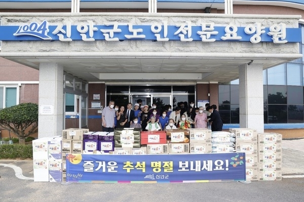 신안군, 추석 앞두고 소외계층 살피며 따뜻한 명절 나눔..'취약계층 3,564세대·경로당 및 복지시설 437개소에 위문품 전달' 4