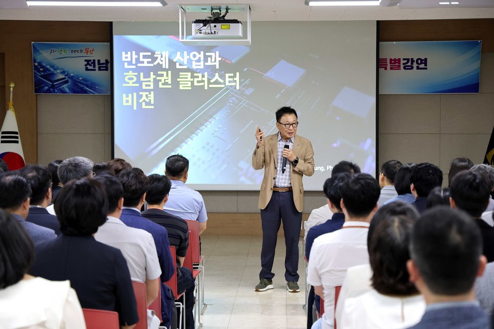 무안군, 정은승 전남광주반도체전략위원장 초청 ‘반도체 특강’ 개최