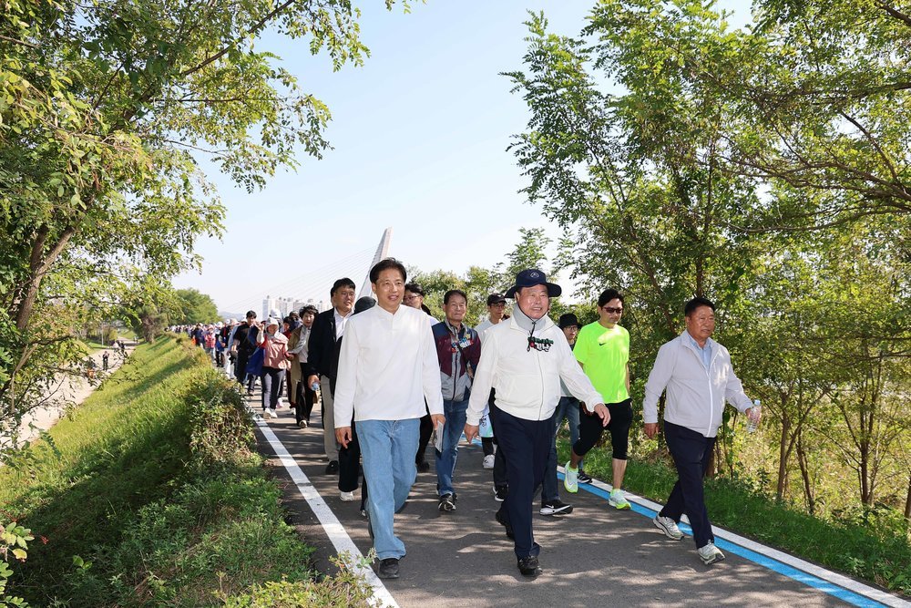 무안군, '도시 속 일상탈출 건강걷기' 행사 개최