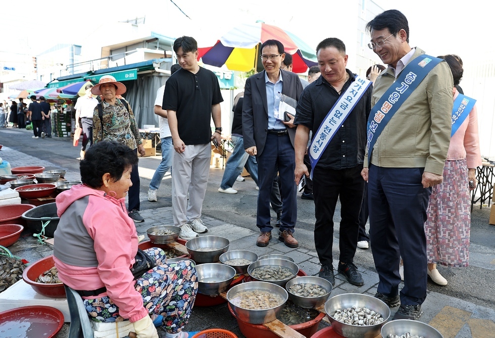 지난 23일 강진원 강진군수가 공직자들과 함께 강진읍시장을 찾아 상인을 격려하고 있다.