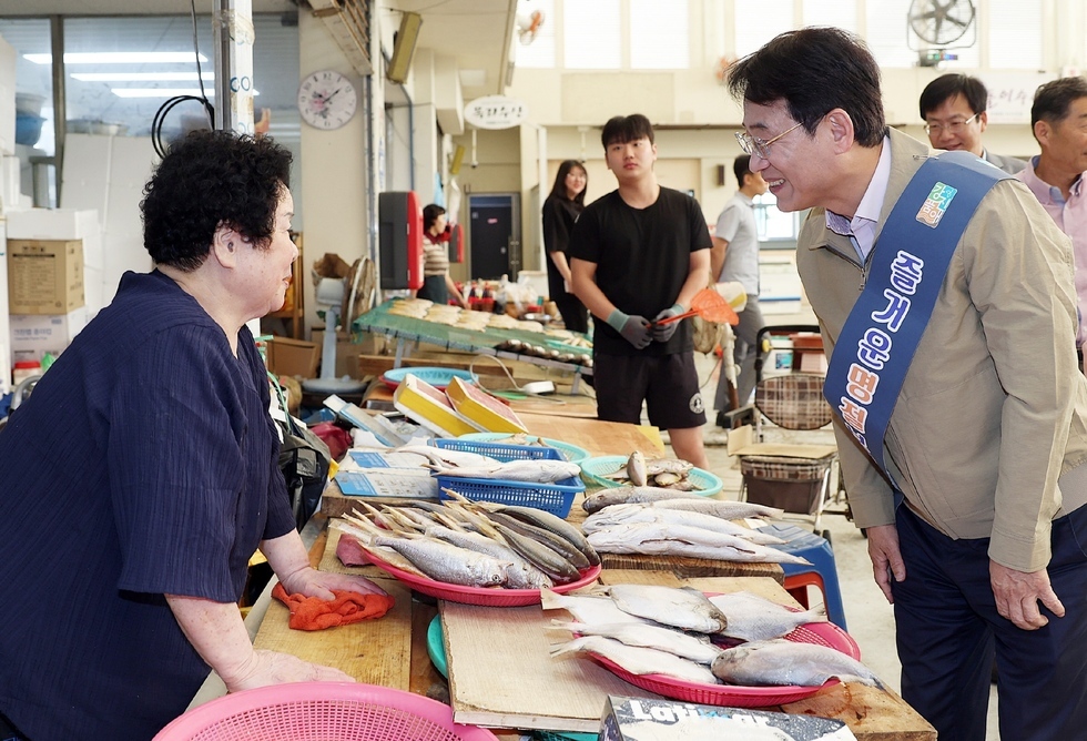 지난 23일 강진원 강진군수가 공직자들과 함께 강진읍시장을 찾아 상인을 격려하고 있다.