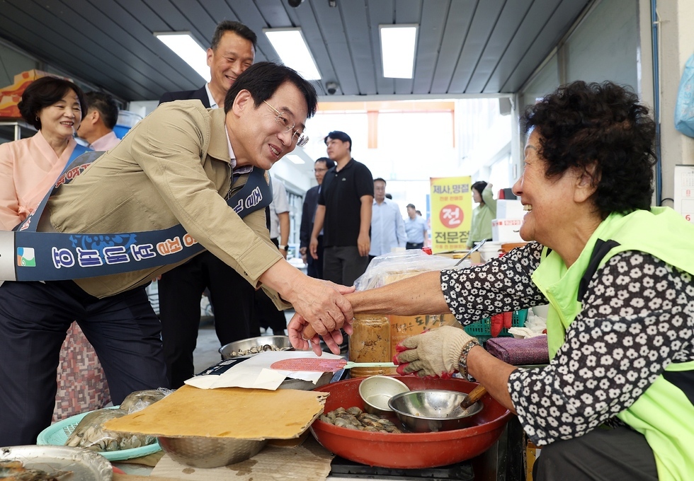 지난 23일 강진원 강진군수가 공직자들과 함께 강진읍시장을 찾아 상인을 격려하고 있다.