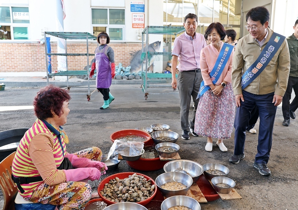 지난 23일 강진원 강진군수가 공직자들과 함께 강진읍시장을 찾아 상인을 격려하고 있다.