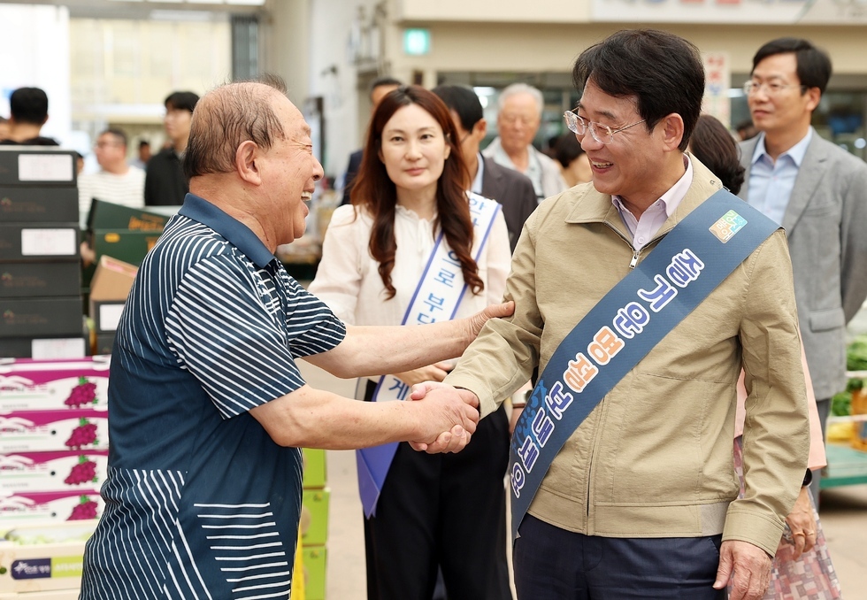 지난 23일 강진원 강진군수가 공직자들과 함께 강진읍시장을 찾아 상인을 격려하고 있다.