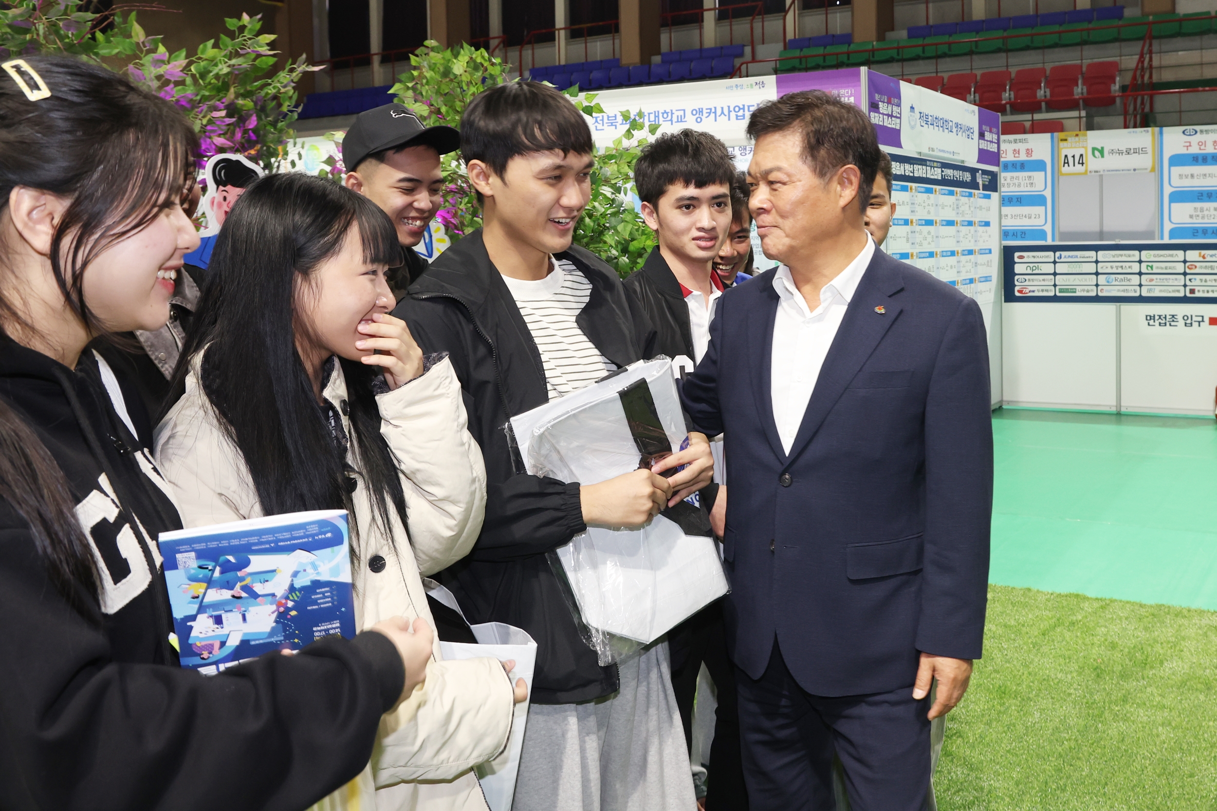 이력서·면접·증명사진까지…정읍 청년 취업 준비 돕는 일자리 행사 개최 (3)