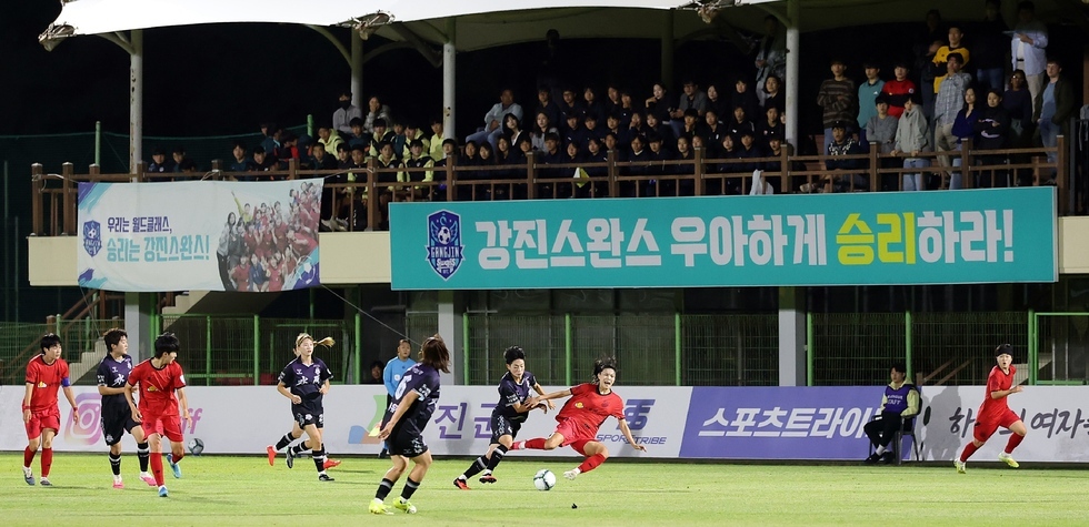 강진군 연고 여자축구단 '강진 스완스WFC' 경기 모습.