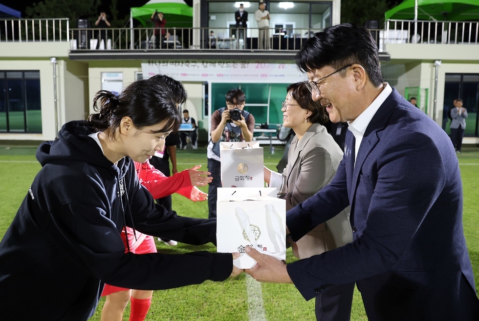 강성일 강진 부군수와 유경숙 강진군의회 의원이 아시안게임에 참가해 동메달을 딴 강진 스완스WFC 소속 손화연, 강채림 선수를 격려하고 있다.