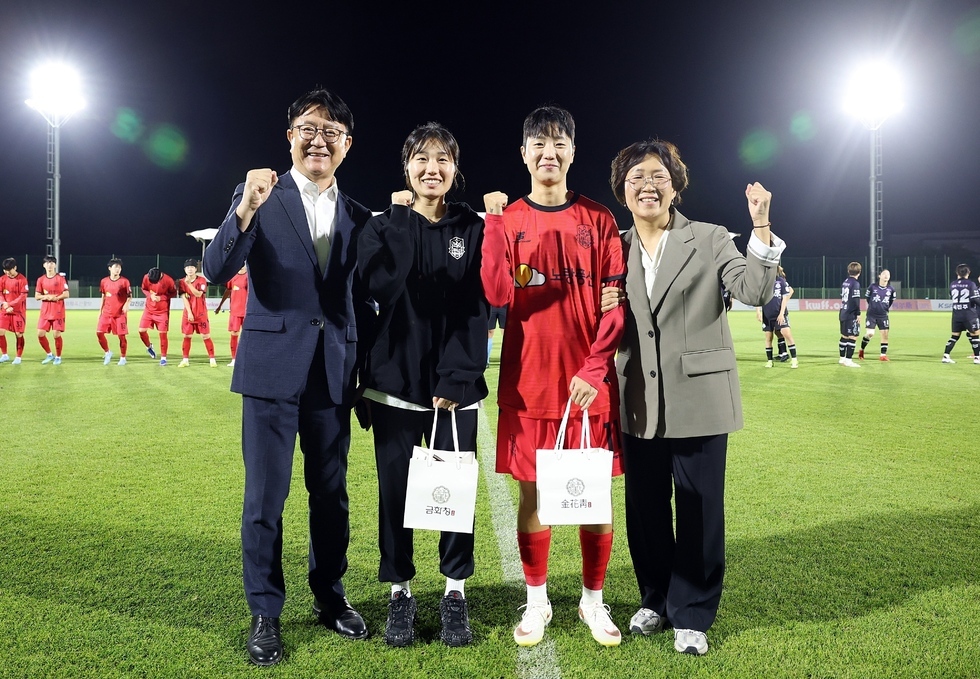 강성일 강진 부군수와 유경숙 강진군의회 의원이 아시안게임에 참가해 동메달을 딴 강진 스완스WFC 소속 손화연, 강채림 선수를 격려하고 있다.