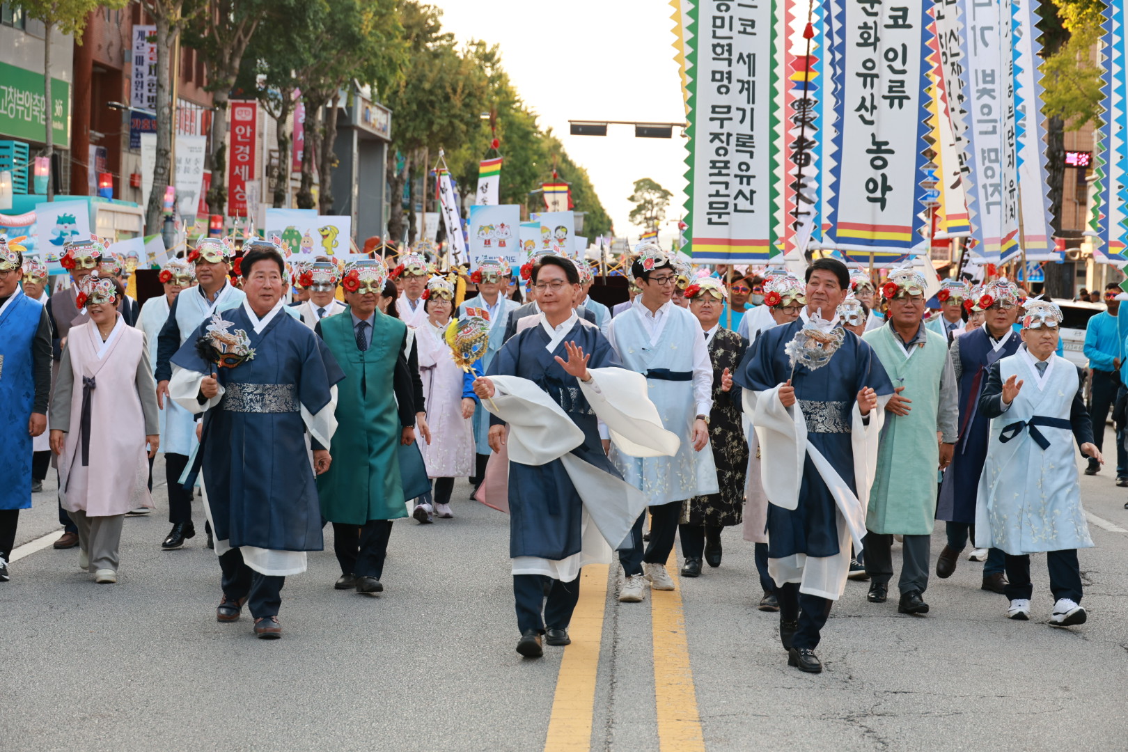 “고창의 색으로 물든 거리” 제53회 고창모양성제 화려한 출발 1번째 이미지
