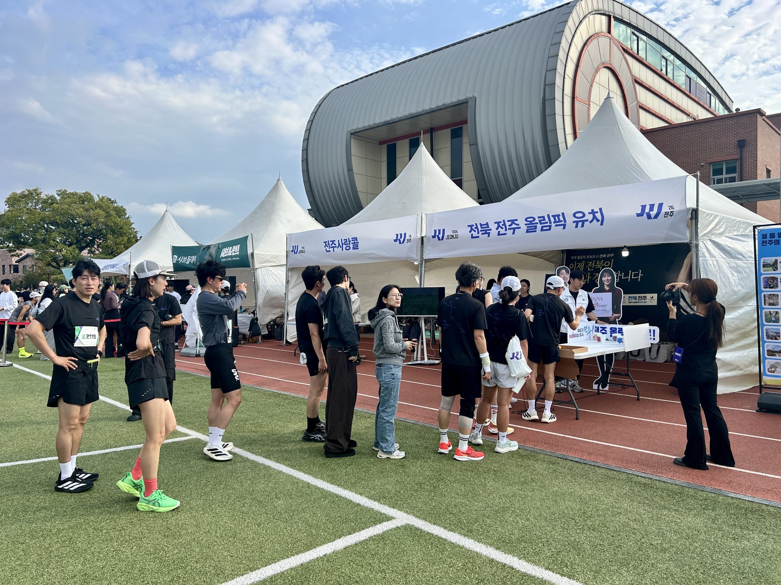 전국 러너 달군 ‘R1 전주 마라톤’…전주 하계올림픽 유치 열기 더했다 이미지(4)