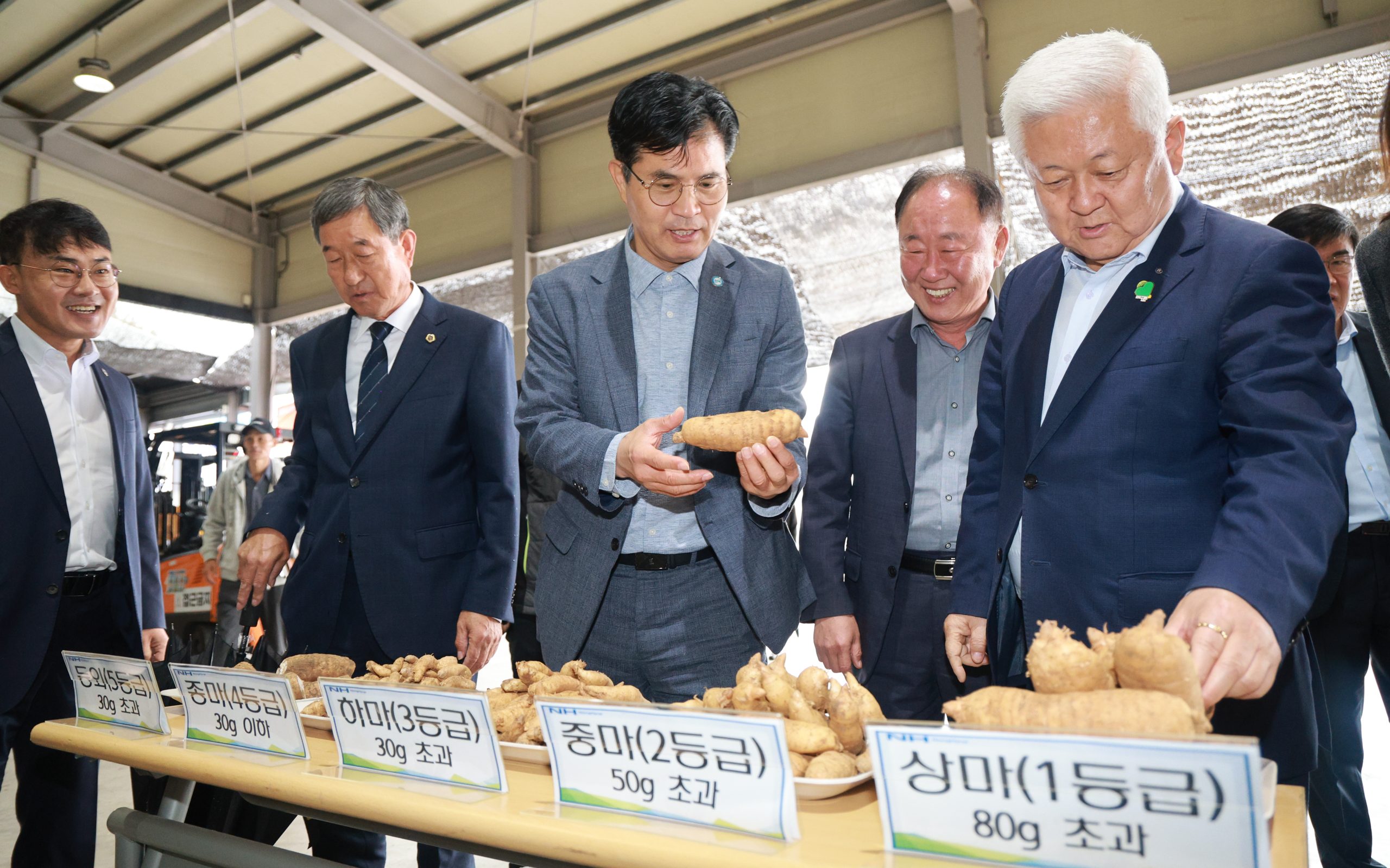 이원택 지사,‘찾아가는 현장대화’첫발… 무주 천마·사과 농가 목소리 청취 이미지(2)