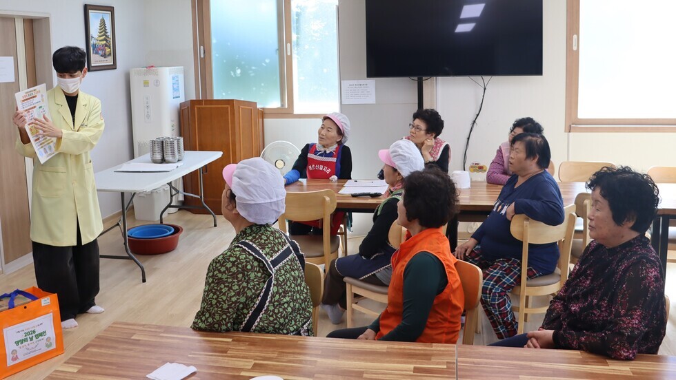 강진군 어린이·사회복지급식관리지원센터가 실시한 ‘영양의 날 캠페인’ 관련 교육 모습.