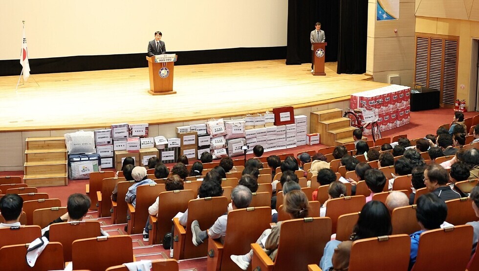 지난 16일 강진아트홀에서 강진군 장기요양기관 종사자의 날 기념행사를 하고 있다.