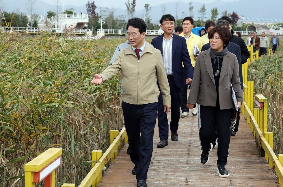 강진원 강진군수가 제11회 강진만춤추는갈대축제 현장을 찾아 준비상황을 점검하고 있다.