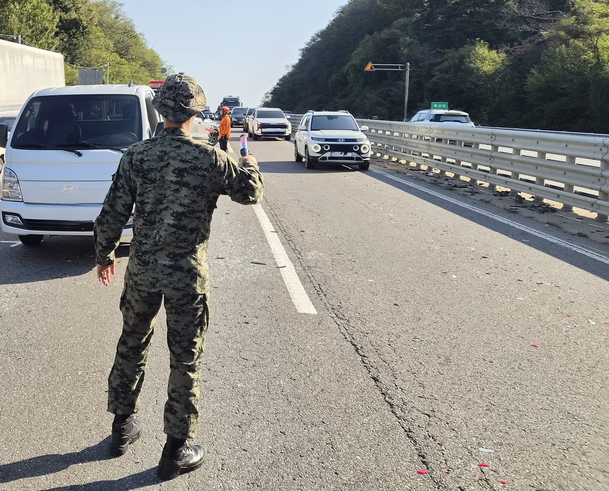 훈련 가던 길이 구조현장으로... 7중 추돌사고에 뛰어든 특전장병 20여명 이미지(3)