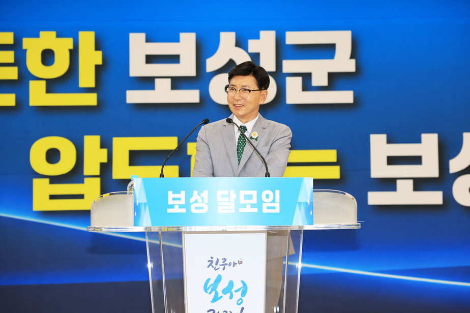 1-3. 보성군, 신규 직원들과 함께한 10월 달모임 개최_0월 달모임에서 김철우 보성군수가 환영인사를 전하고 있다.jpg