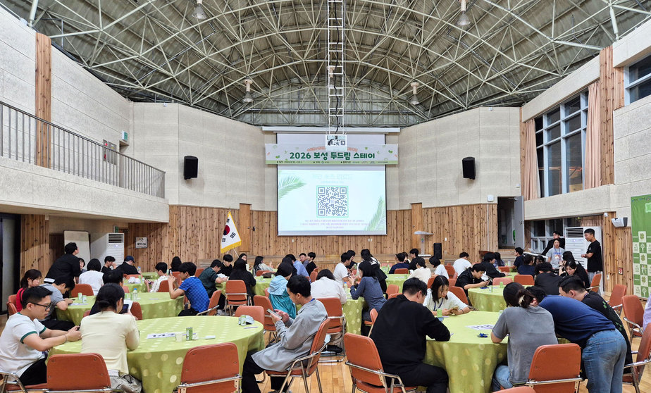 2-2. 보성군, 전국 청년 97명과 ‘보성 청년 3보 챌린지’ 개최_지역의 먹거리와 문화·관광자원을 체험하고, 짧은 영상을 제작해 영상을 올리고 있다.jpg