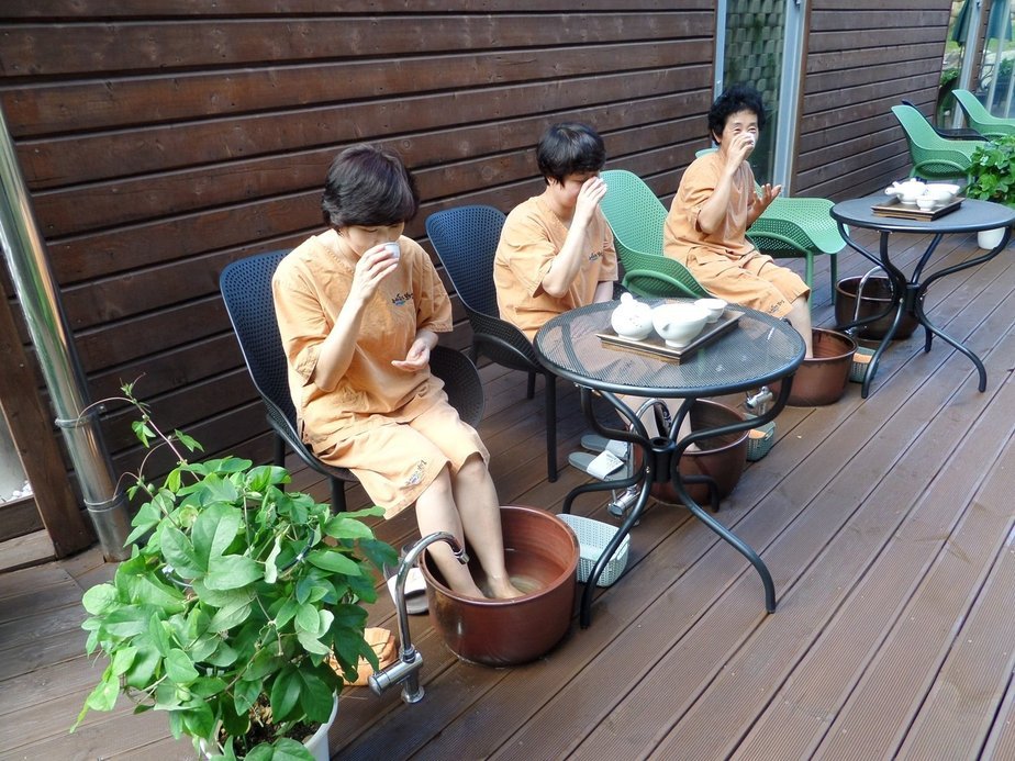 2026.10.19.1-3.보성군, 숲길·차향·바다를 잇는 ‘가을 치유 여행’ 떠나요_이용객들이 녹차 족욕 체험을 하고 있다.JPG
