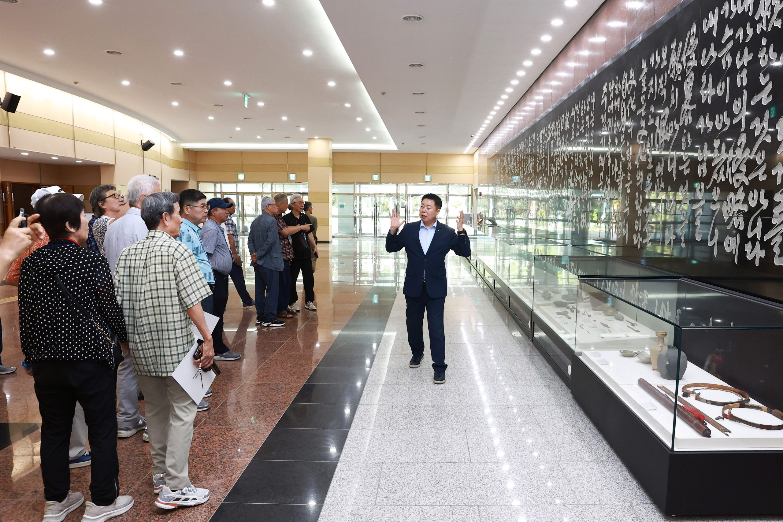 (사)한국인장협회, 화순군에 군정 슬로건 서각 작품 기증 2
