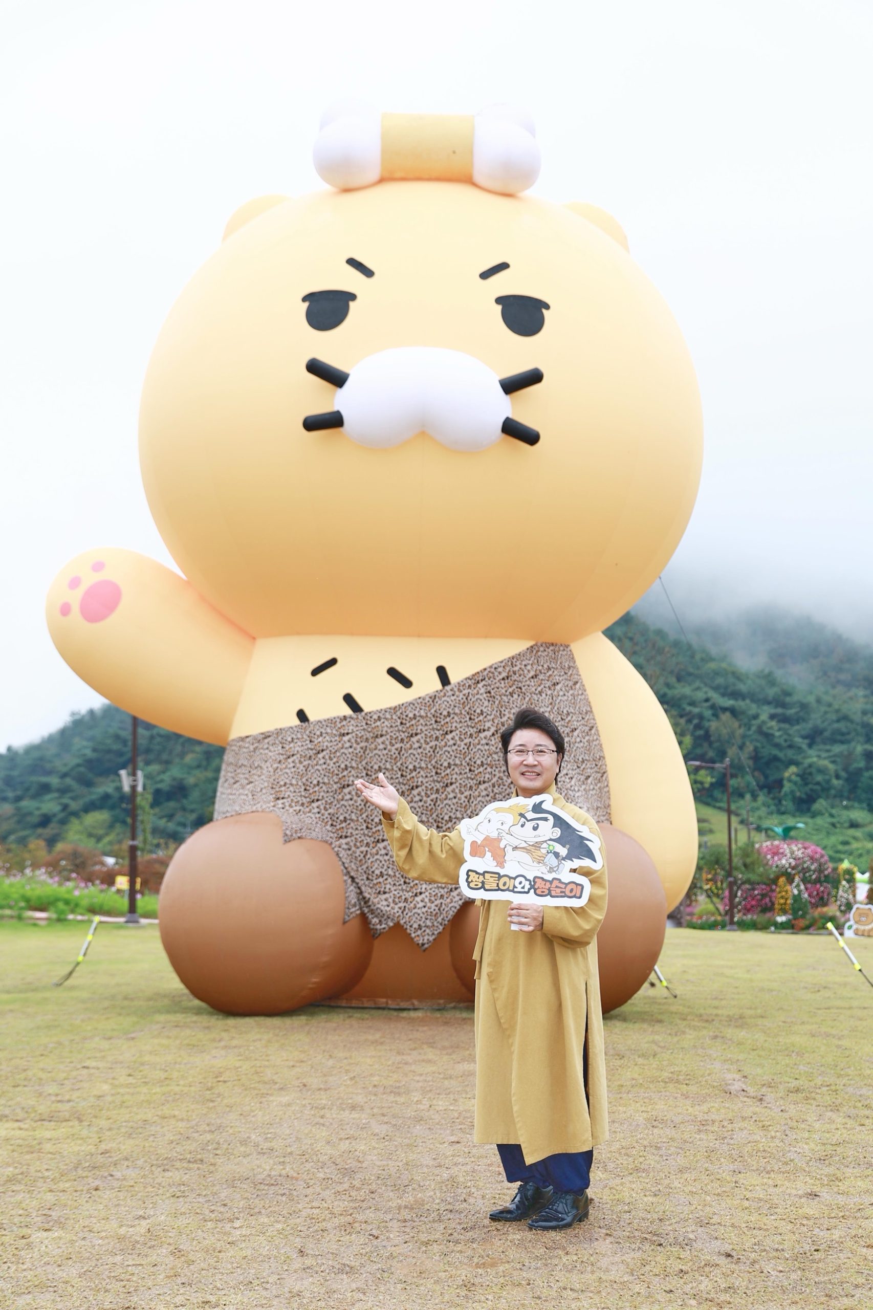 한한국 세계평화작가, 화순 고인돌 가을꽃 축제서 평화의 메시지 전한다 4
