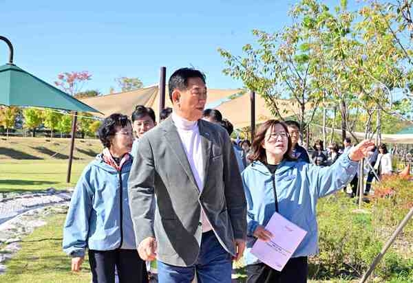 장성군, 황룡강 가을꽃축제 준비 막바지… 현장 점검 나서 이미지 2