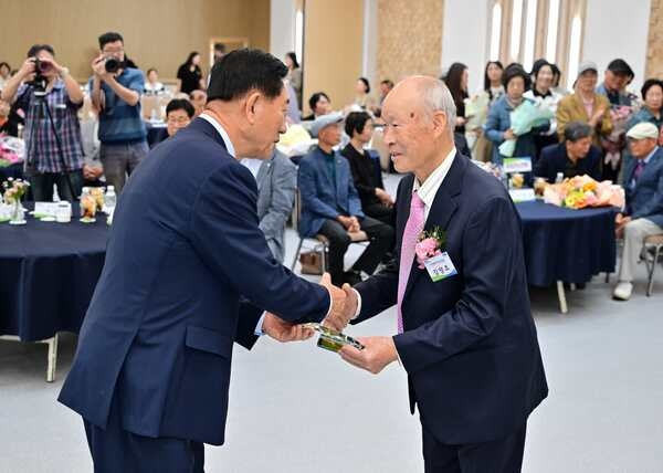 장성군, 노인의 날 기념 표창수여식 성료 이미지 3