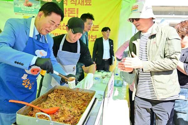[포토] 장성군 “최고의 황룡강 가을꽃축제 선사” 이미지 2