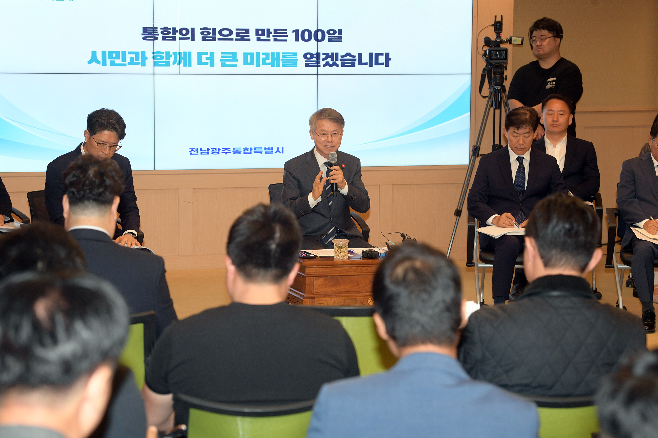 민형배 전남광주통합특별시장이 8일 광주청사 비즈니스룸에서 전남광주통합특별시장 취임 100일 기자회견을 하고 있다. /전남광주통합특별시 제공