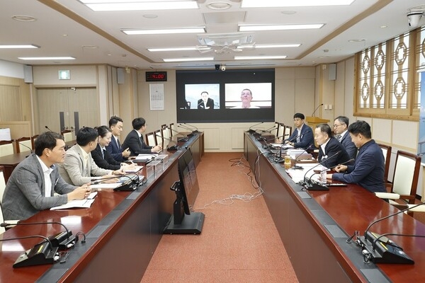 신안군, 세계적 조각가 안토니 곰리와 비금 ‘엘리멘탈’ 프로젝트 화상회의 개최 2