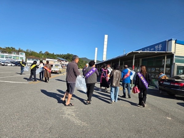 신안군, 섬 뻘낙지 음식특화거리 환경정화·친절 캠페인 시행..'지난해에 이어 상인회와 함께 ‘깨끗하고 맛있는 신안’ 만들기 나서' 2