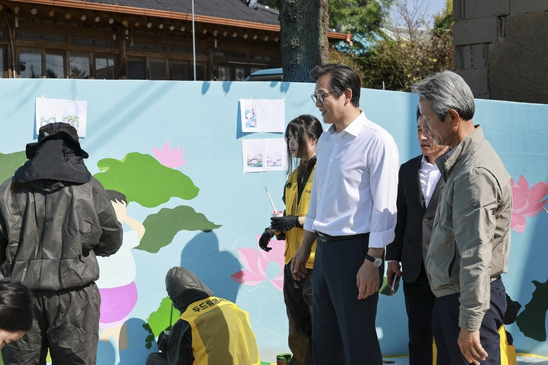 영암군, 두드림봉사단과 함께 노후 담벼락에 희망을 그리다 이미지 2
